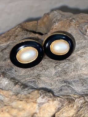 Vintage 80s MARVELLA Faux Pearl Enamel Stud Earrings